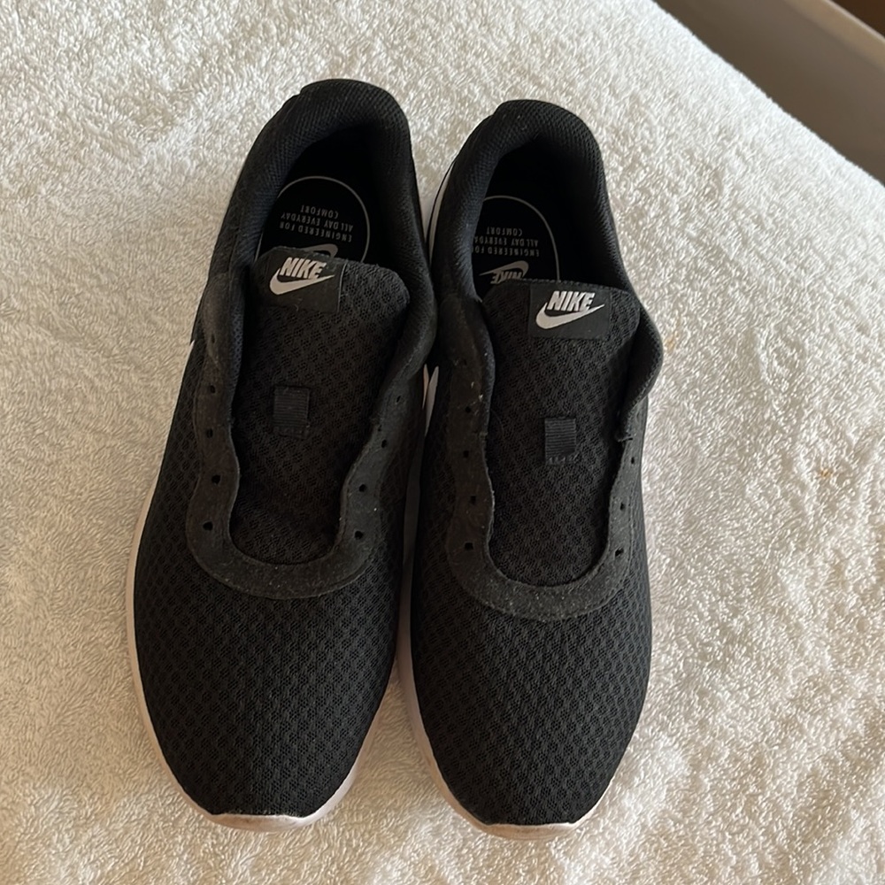 Nike Tanjun size 11 black & white shoe. Like new.